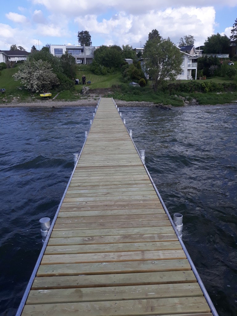 Badebro med trædæk langs bredden