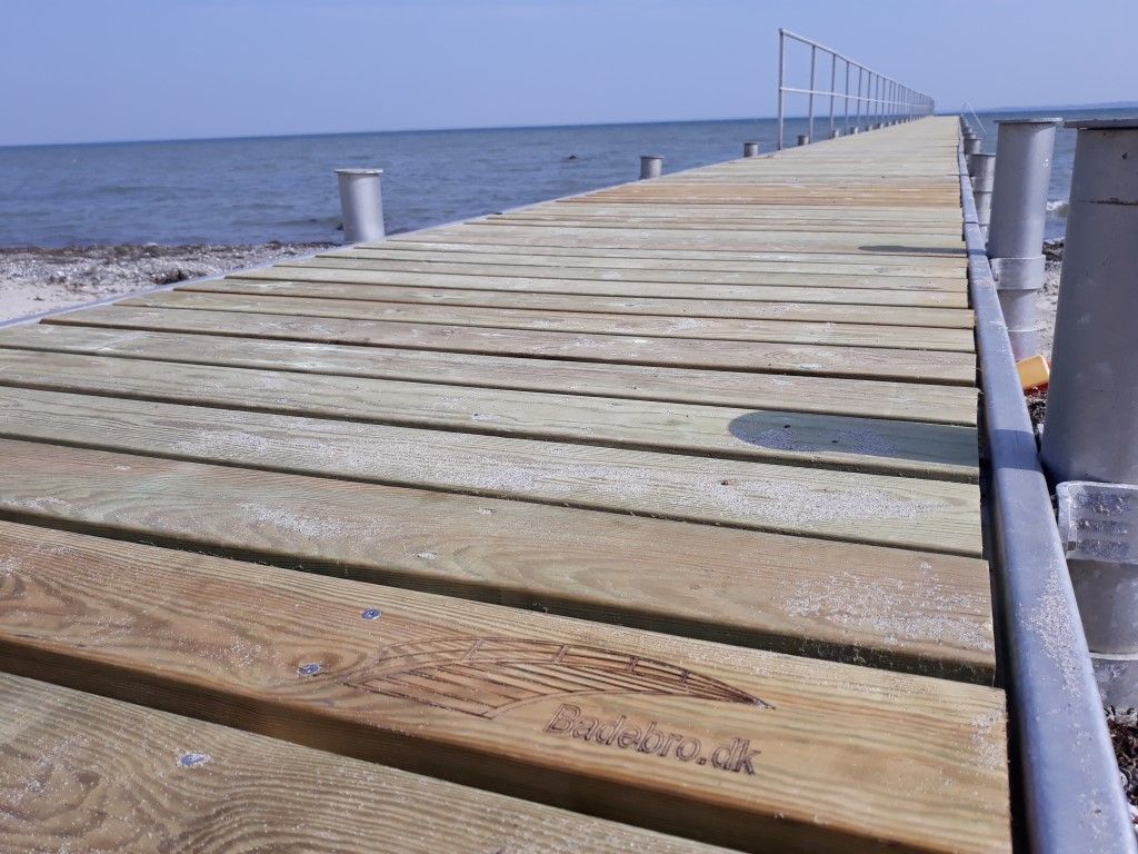 Strandbjerg – En 25 år gammel aluminiumsbro, der stadig står flot – nu med nyt trædæk.