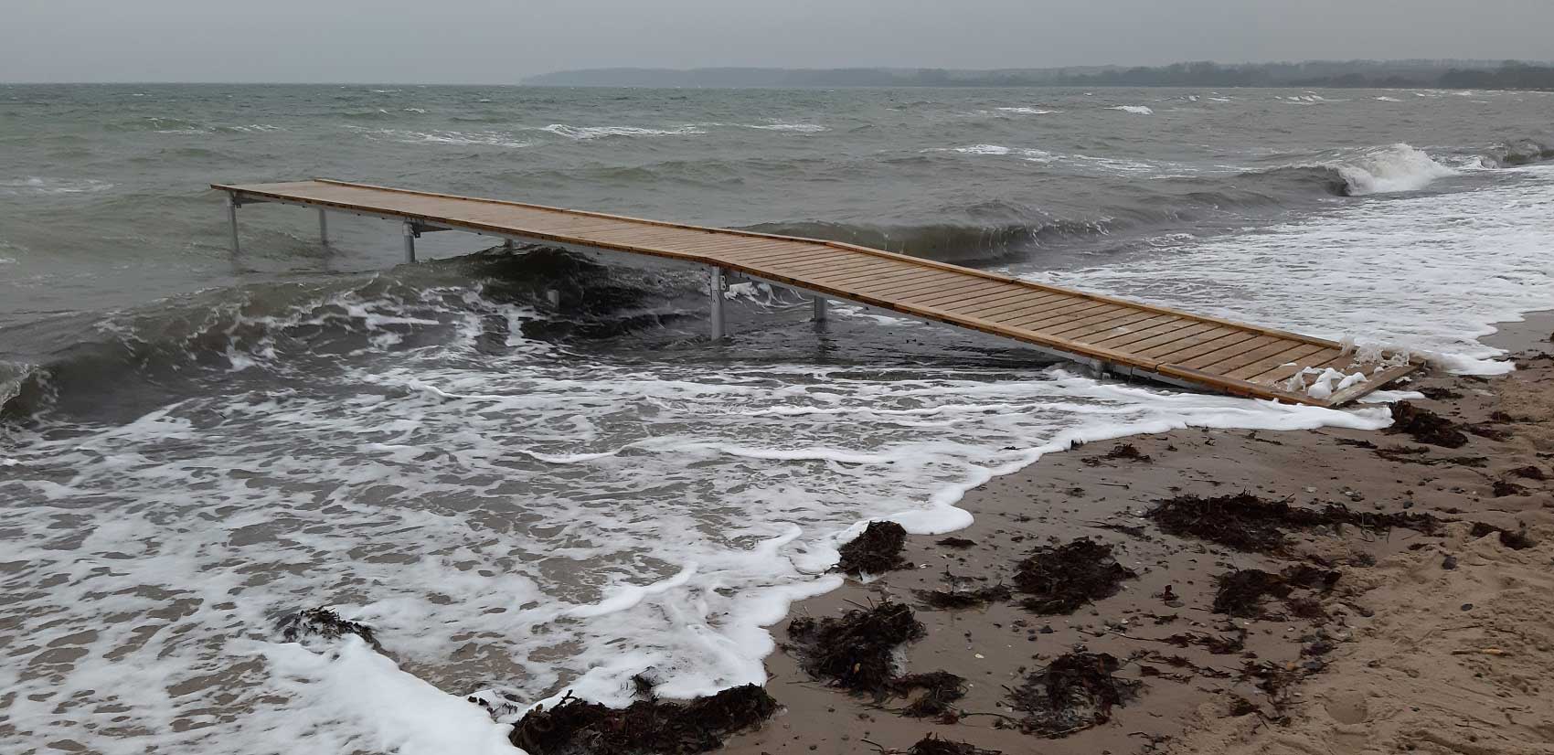 Badebroens trædæk og forankring i Juelsminde set fra siden