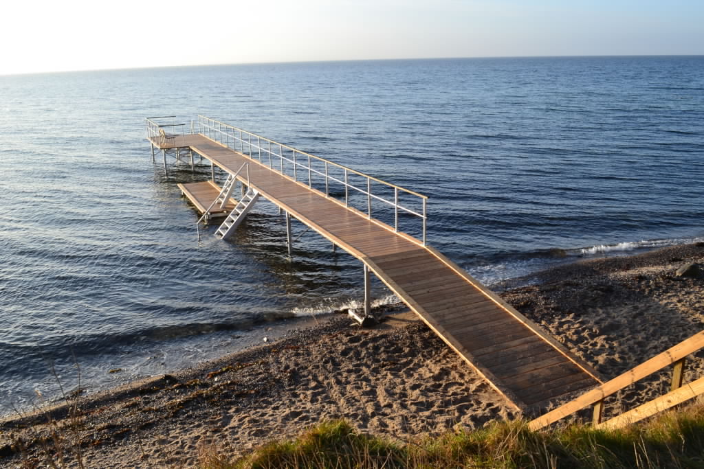 BS-2 badebro med trædæk og gelænder ved kysten
