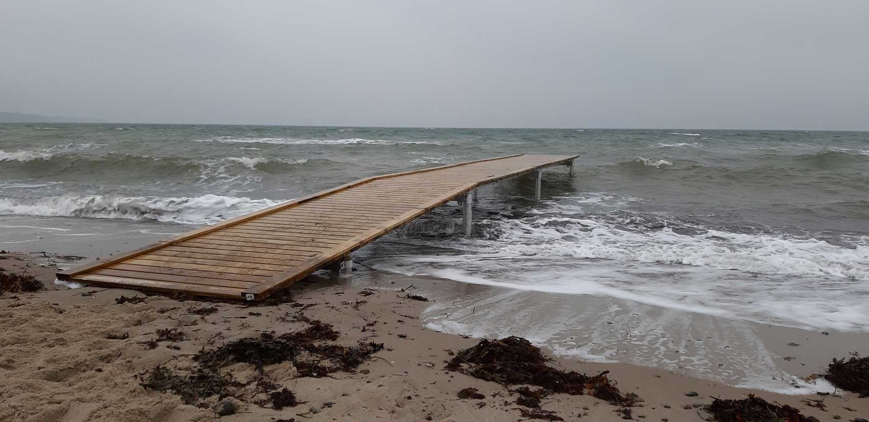 Badebro fra Bridgesystem med trædæk ved vandet