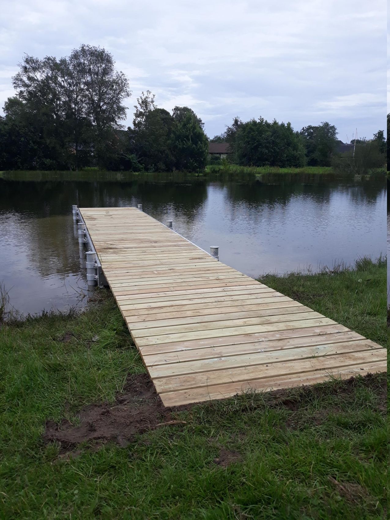 Herning kommune – Ny badebro i aluminium med børnevenlig trappe og lave trin.