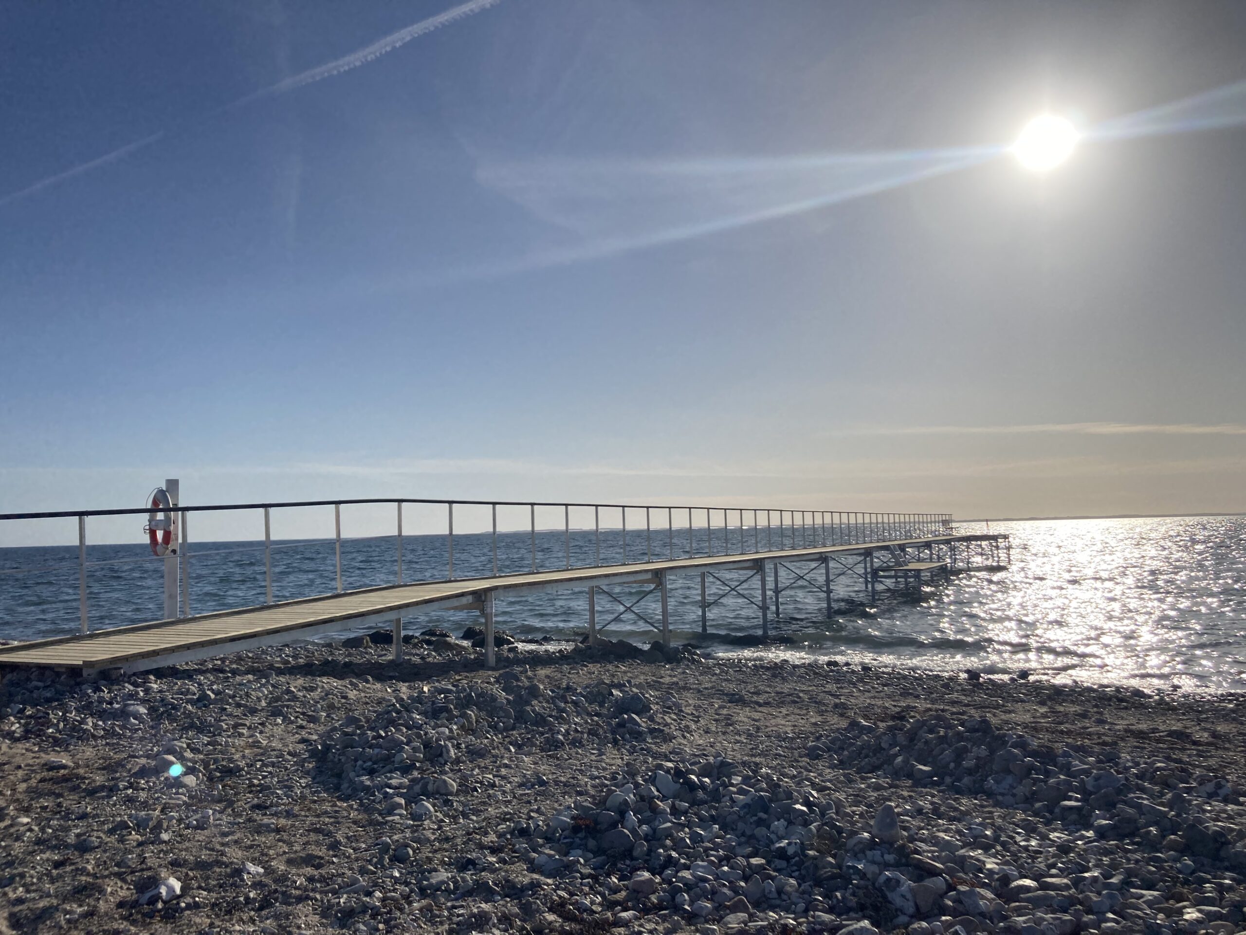 BS-2 badebro set fra siden med aluminiumsstel under dækket