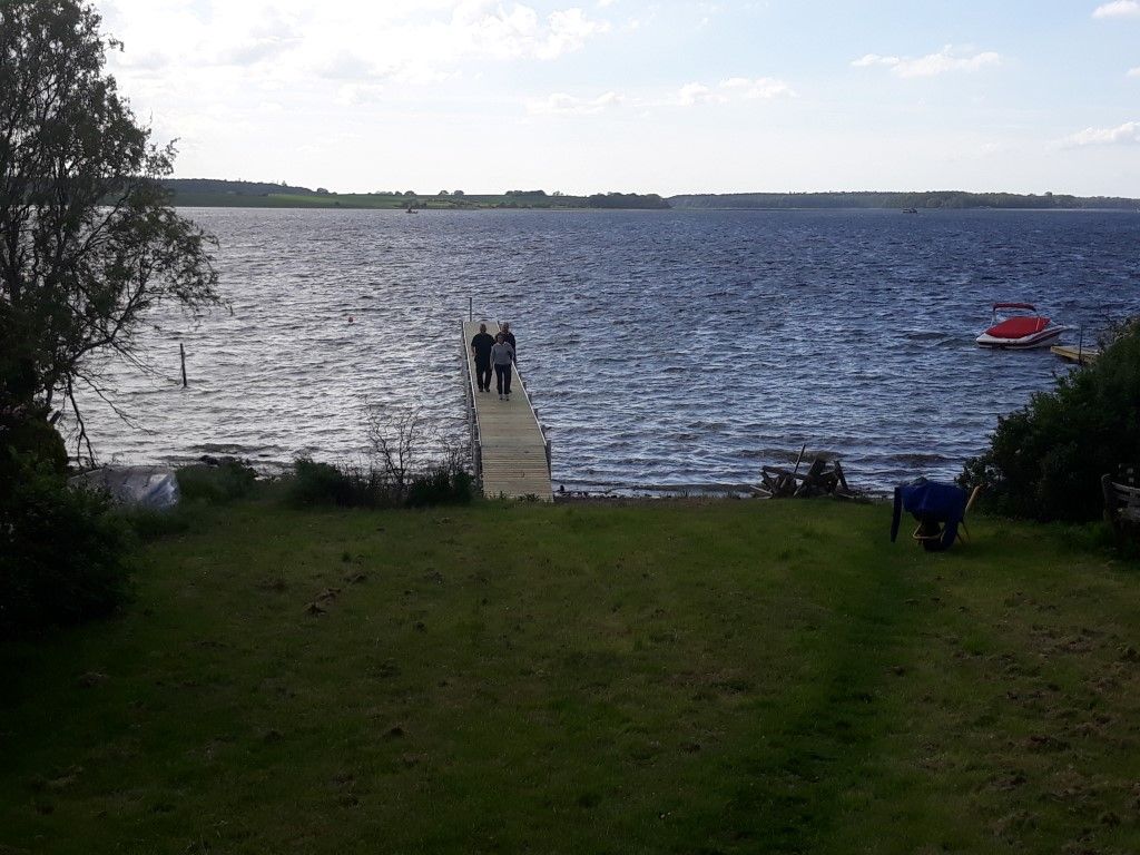 Roskilde Fjord – 36 meter BS 14 badebro med trædæk og badestige for enden.