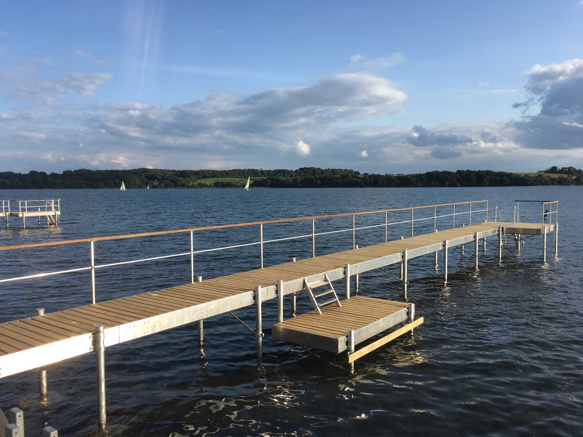 Badebro ved kysten