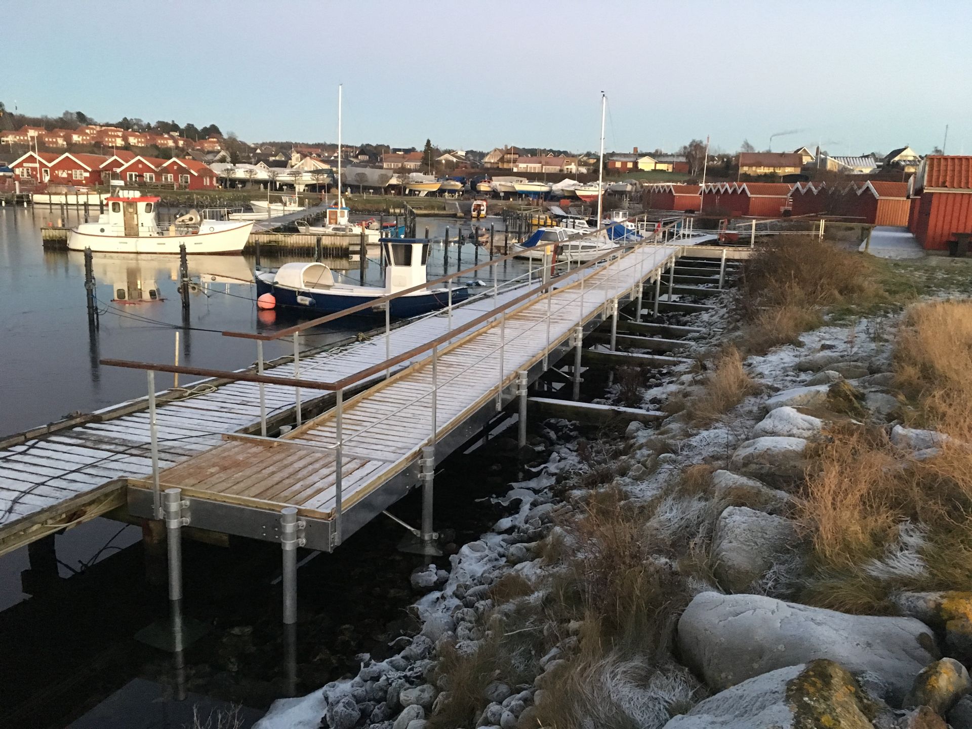 Handicapbro med gelænder ned til vandet