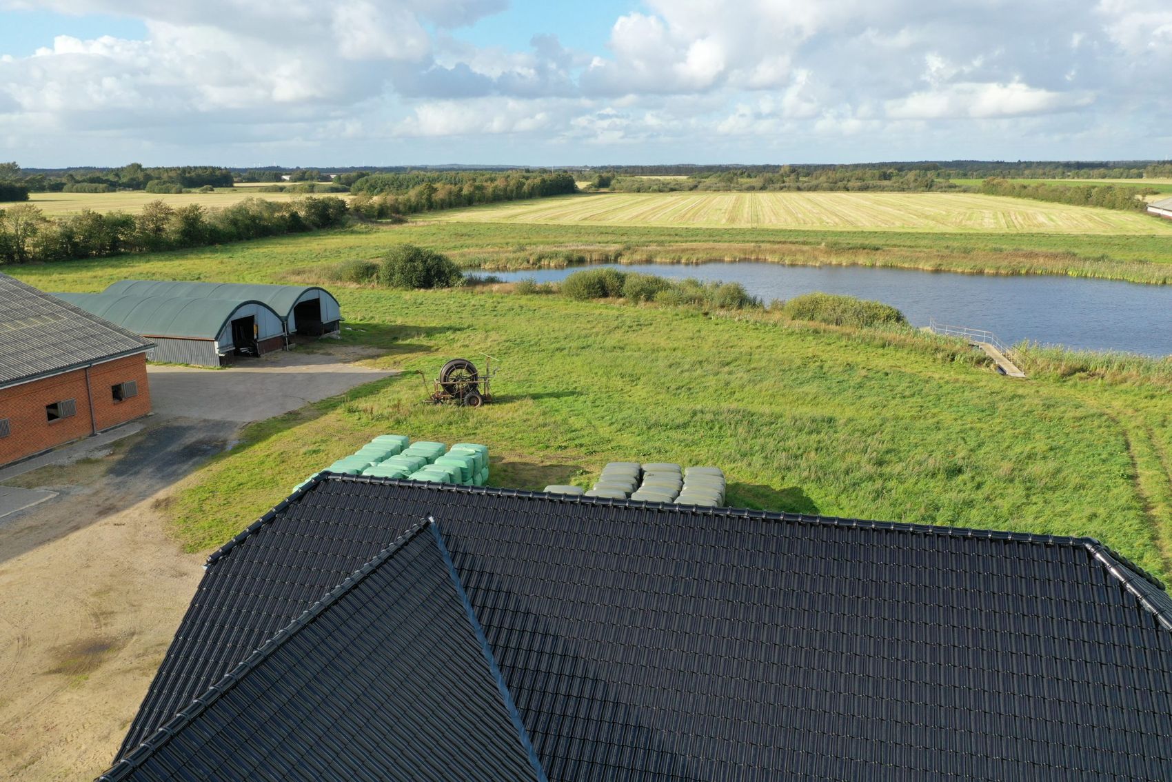 Fiskebro ved Grindsted – En aluminiumsbro lige over vandoverfladen, med gelænder til fiskeri.