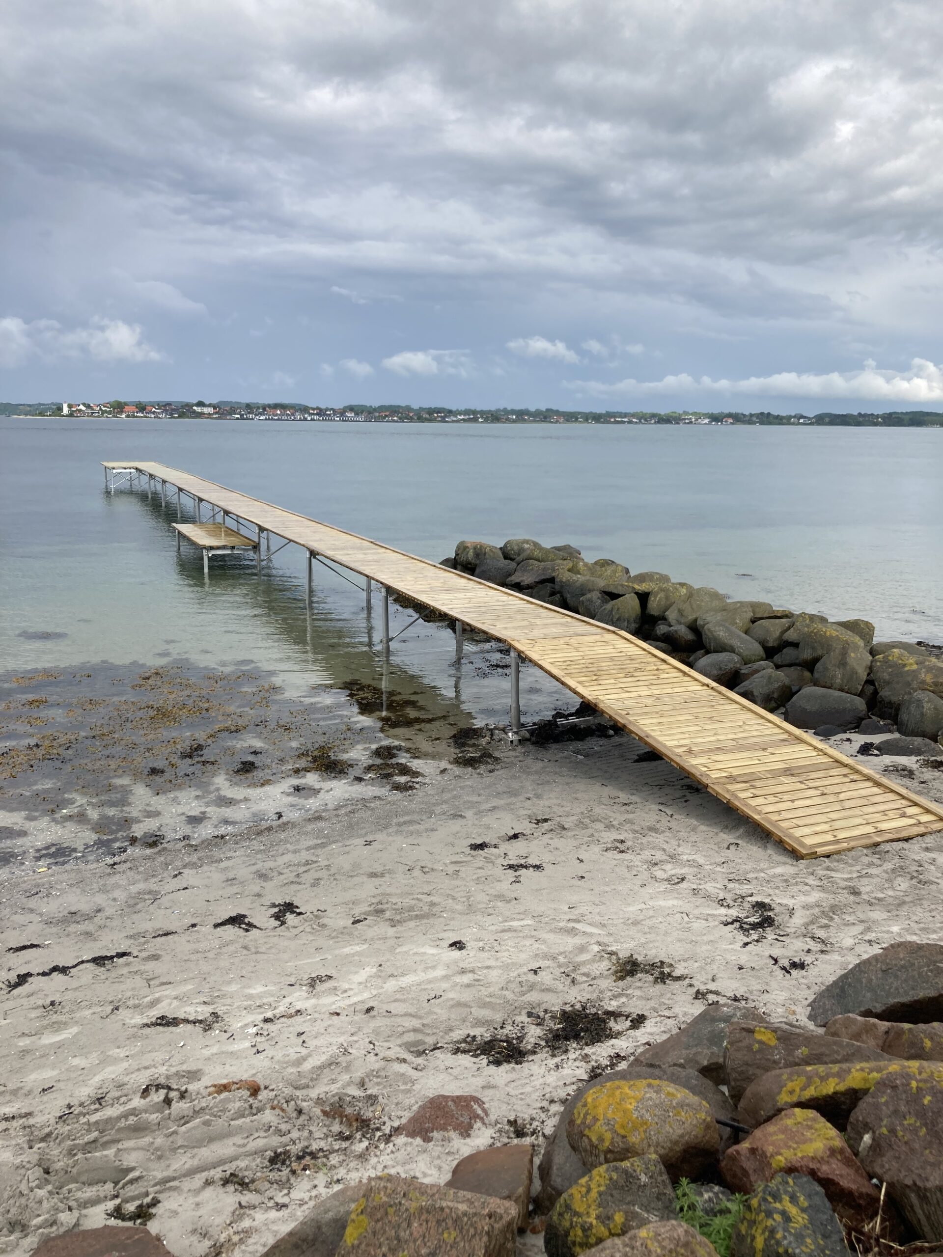 BS-2 badebro fra sandstranden og ud i vandet