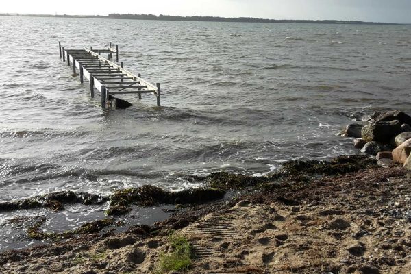 Badebro ved stranden klar til sæsonservice