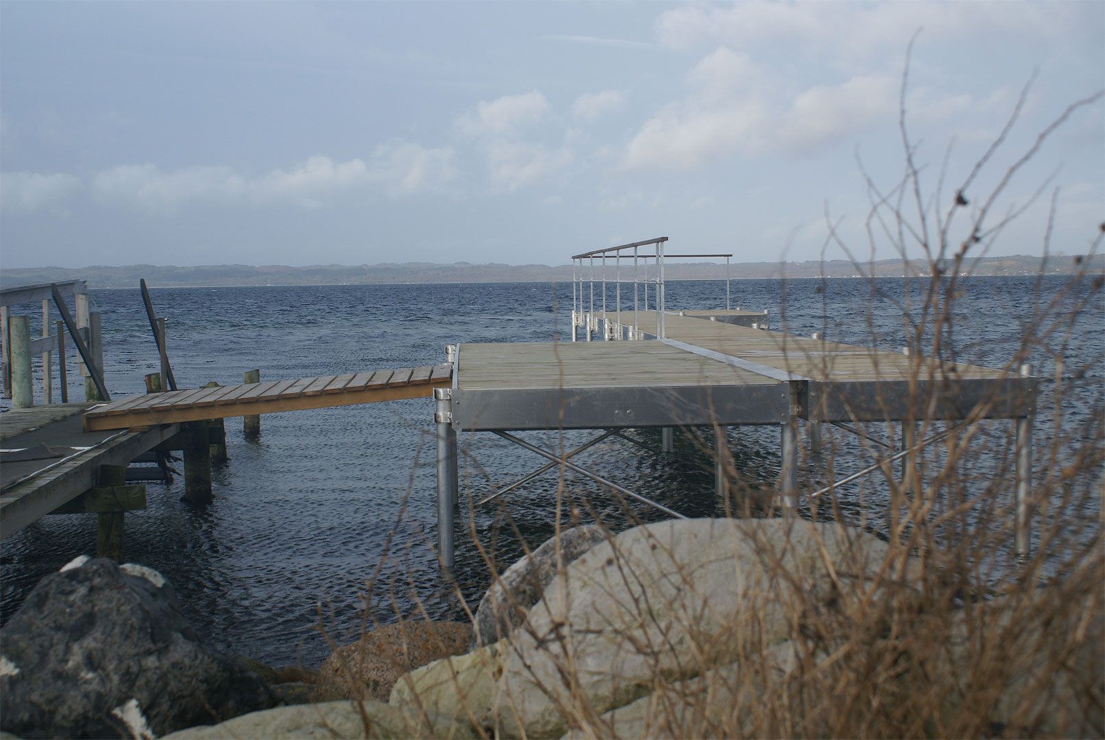 Ebeltoft – Inderbro for rullestolsbrugere og yderbro med platform og flydebro.