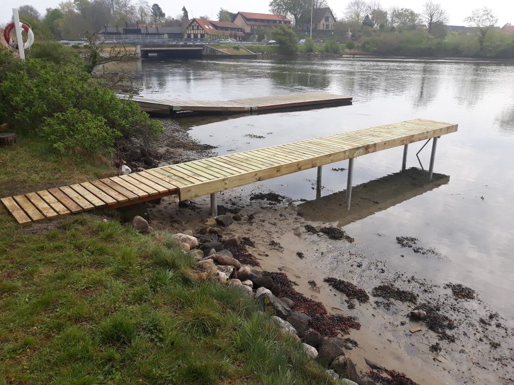 Træbro – Træbro med ben i sø- og saltvandsbestandig aluminium.