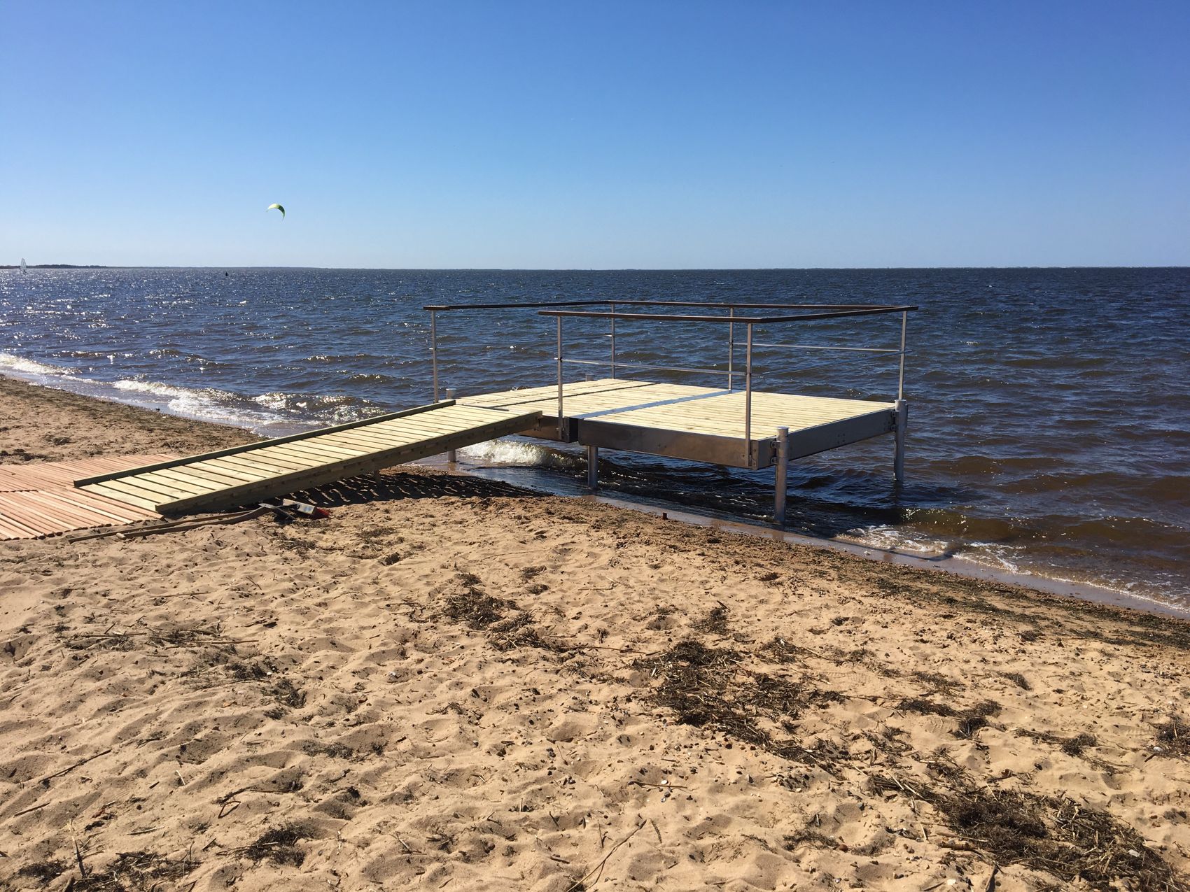 Skaven Strand – Adgangsvej med terræntæpper, opholdsplatform og flydebro til kajakker.