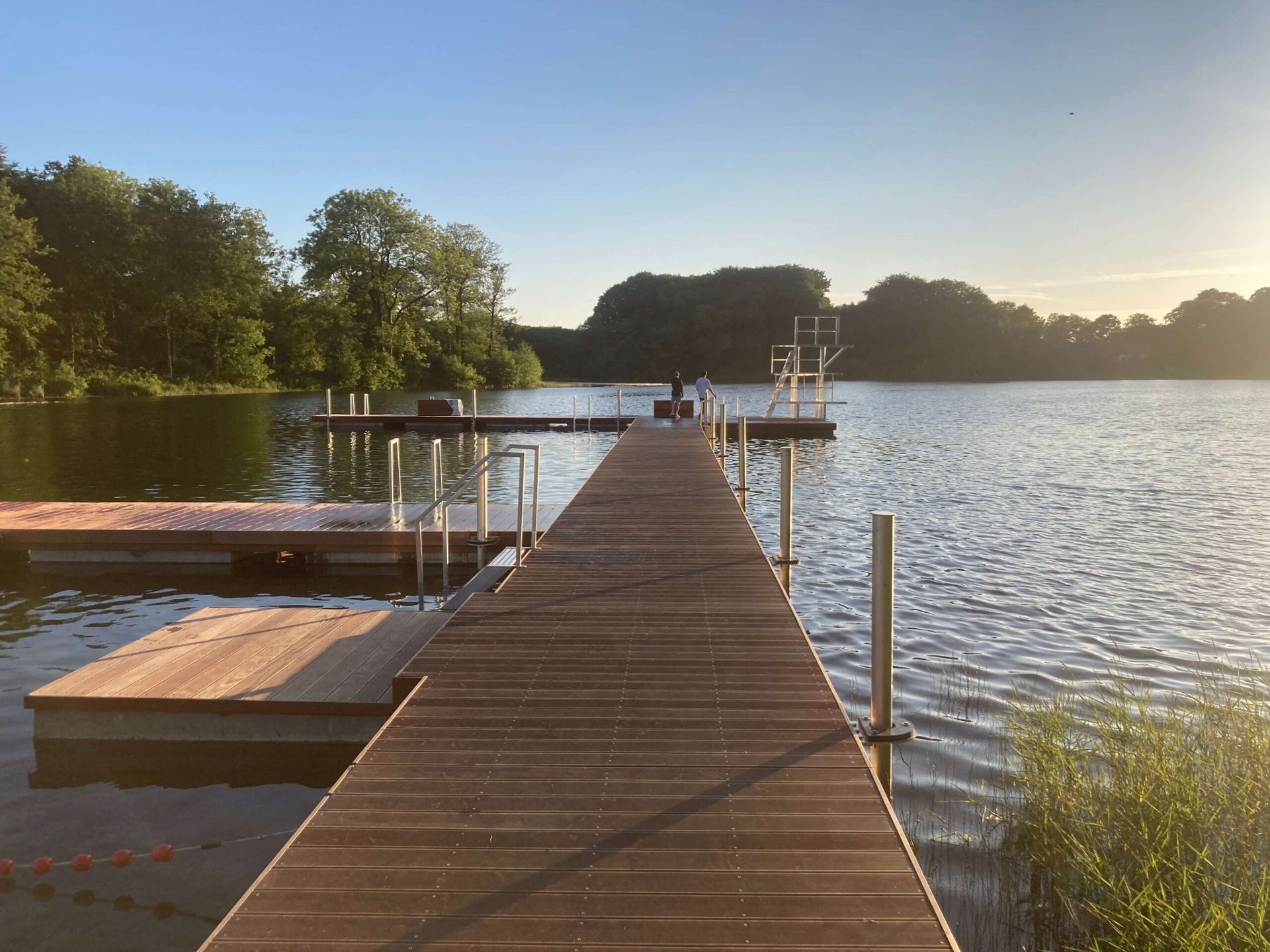 Flydebro forankret ved bredden